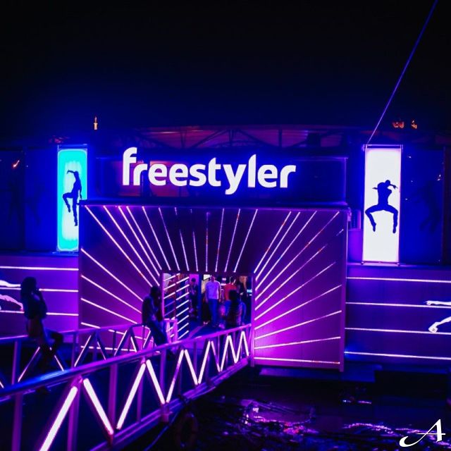 Freestyler Nova godina - osvetljena bina noću