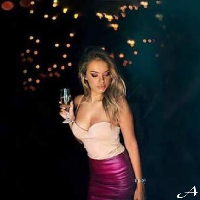 Gold klub - žena sa čašom