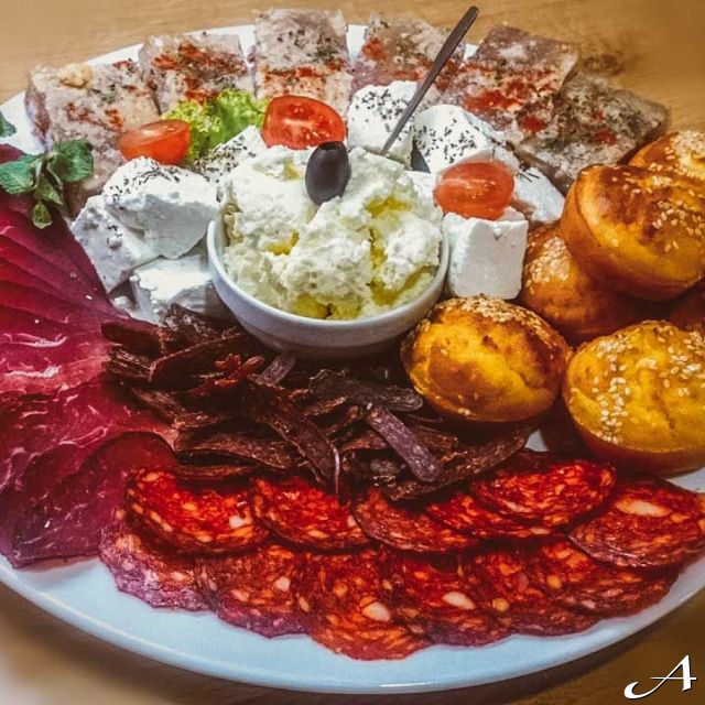 Novogodišnji doček - tanjir sa hranom