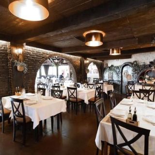 Doček Nove godine - prazne stolove u restoranu