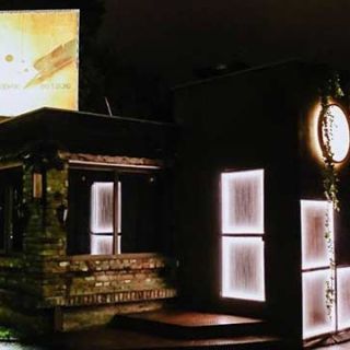 Doček Nove godine - osvetljena kafana noću