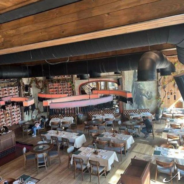 Nacionalni restoran Tradicija - prazni stolovi