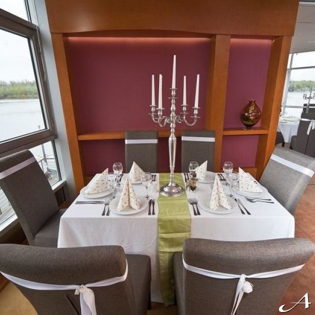 Splav restoran Sirena - elegantno postavljen sto