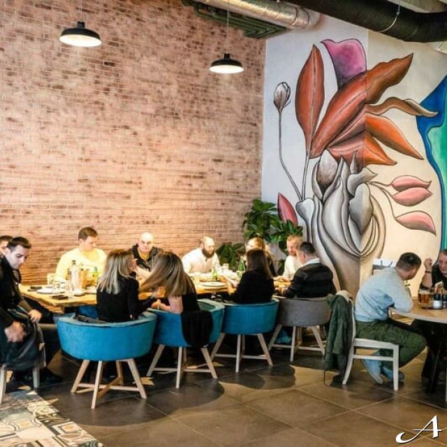 Restoran Take Square - gosti za stolovima
