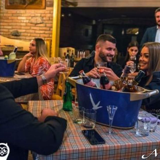 Srpska Nova godina - ljudi nazdravljaju