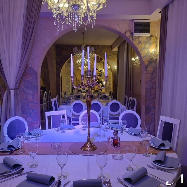 Hotel restoran - elegantno dekorisan sto