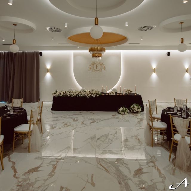 Faena Event Hall - prazni stolovi i dekoracija