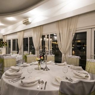 Doček Nove godine - elegantno dekorisan sto
