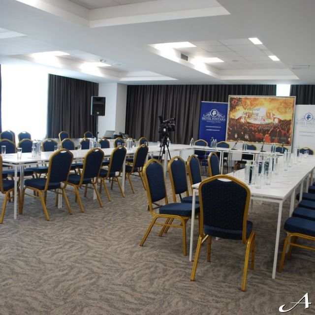 Hotel Fontana - prazna sala sa stolicama