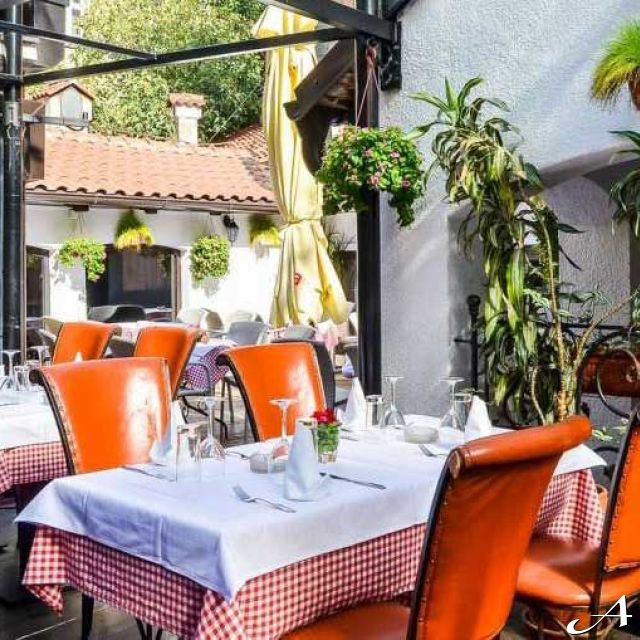 Restoran Tri Šešira - prazne stolice i stolovi