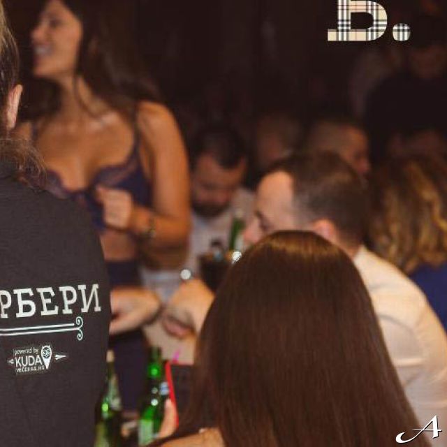 Doček Nove godine - konobar sa pićem