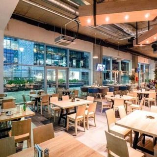 Restoran Take Square - prazne stolice i stolovi