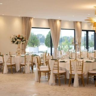 Easy Event Centar - prazni stolovi i stolice
