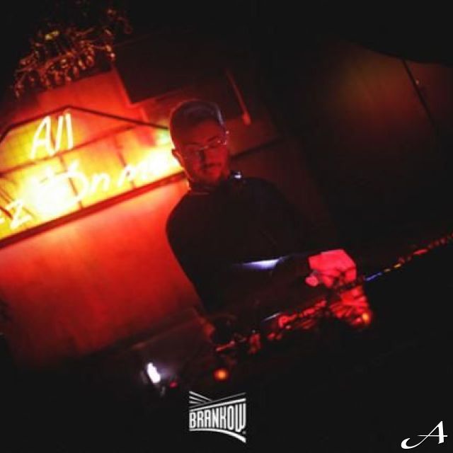 Klub Brankow - DJ svira muziku