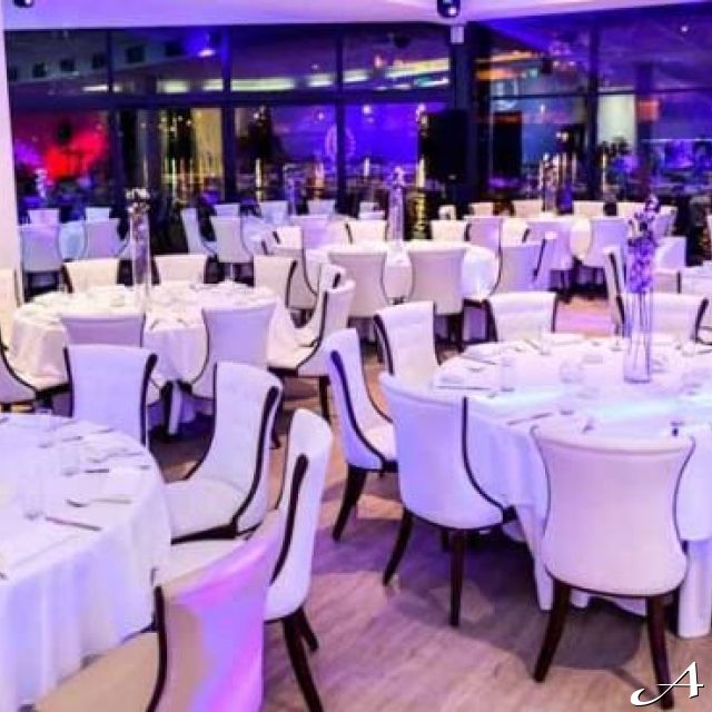 Event centar - prazne stolove i stolice
