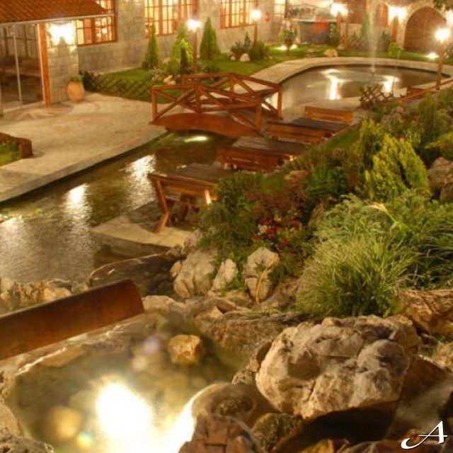 Hotel Balašević - osvetljeni baštenski ambijent