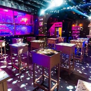 Klub Taš - prazan prostor sa svetlima
