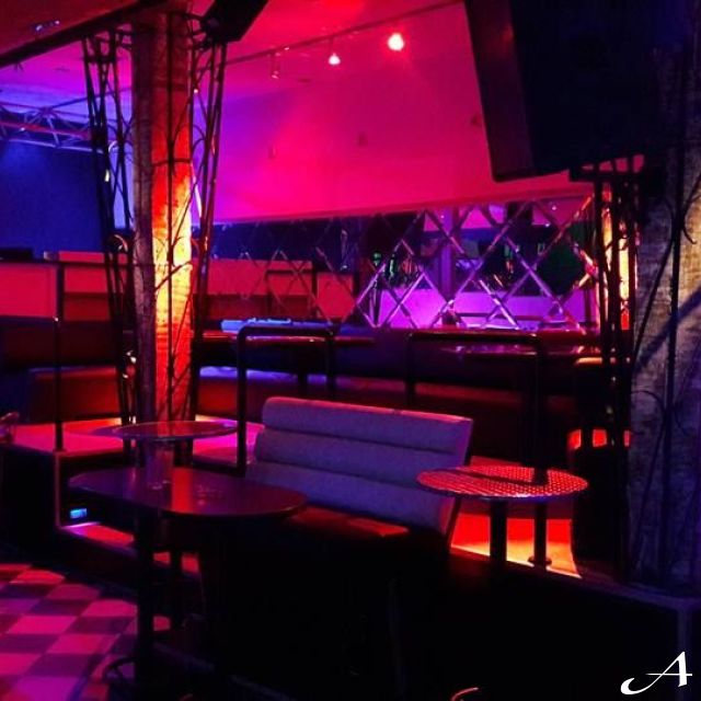 Doček Nove godine - prazni klub sa stolovima