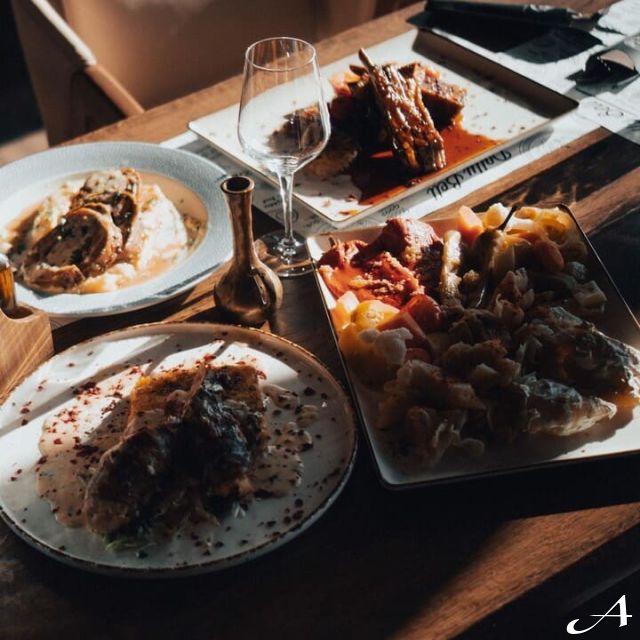 Doček Nove godine - tanjiri sa hranom