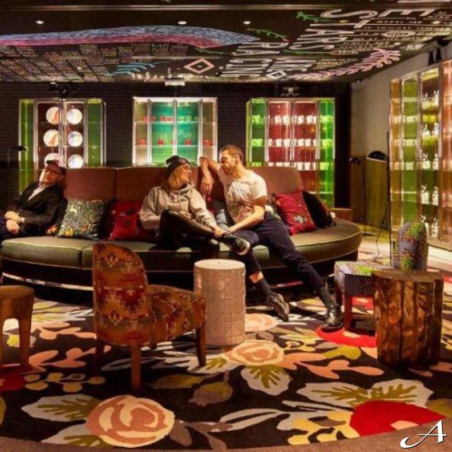 Hotel Mama Shelter - ljudi u lobiju