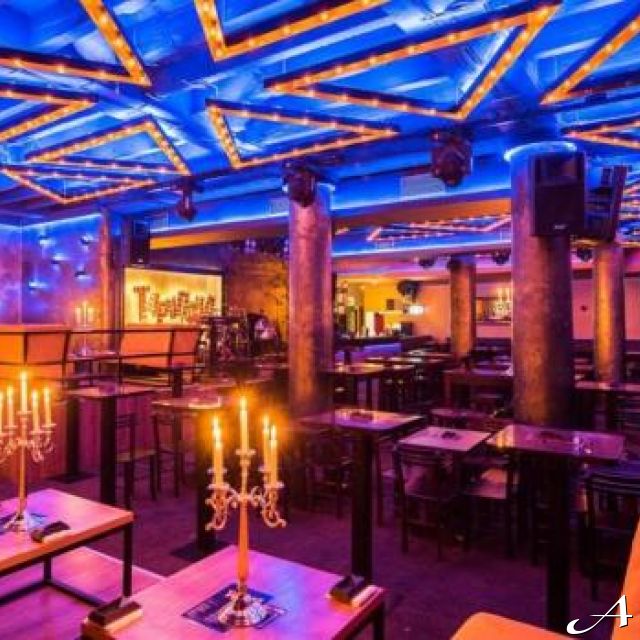 Klub kafana Tarapana - osvetljeni enterijer sa svećnjacima
