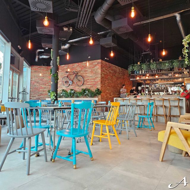 Mlin Novi Beograd - prazne stolice i bar