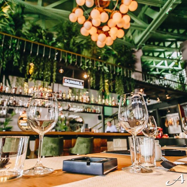 Gastro bar - sto sa čašama