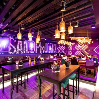 Klub restoran Baraka - enterijer sa stolovima