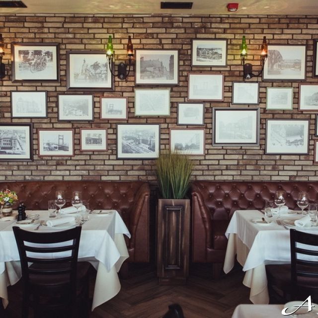 Restoran Grafičar - uređeni stolovi i zid