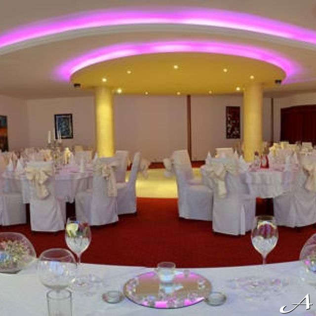 Restoran Taš - praznični dekor i stolovi