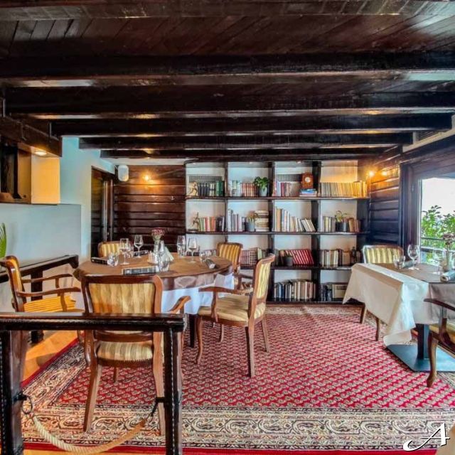 Restoran Bahus Inn - unutrašnjost sa stolovima