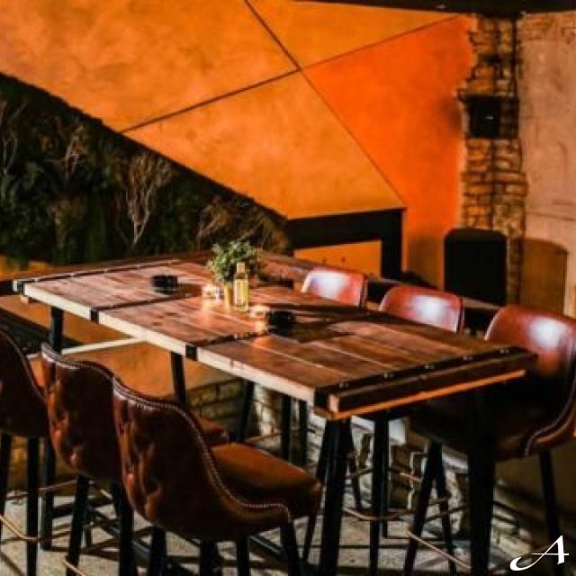 Dep Lounge Bar - sto i stolice