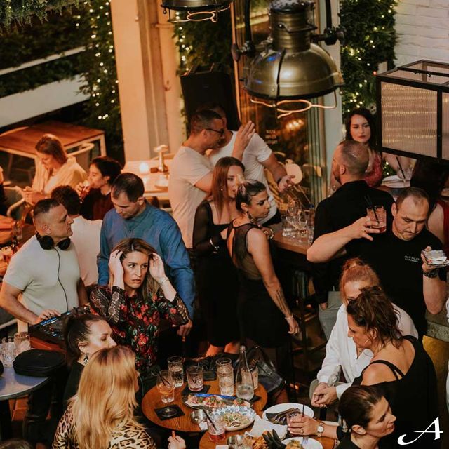 Toro Latin GastroBar - ljudi u baru