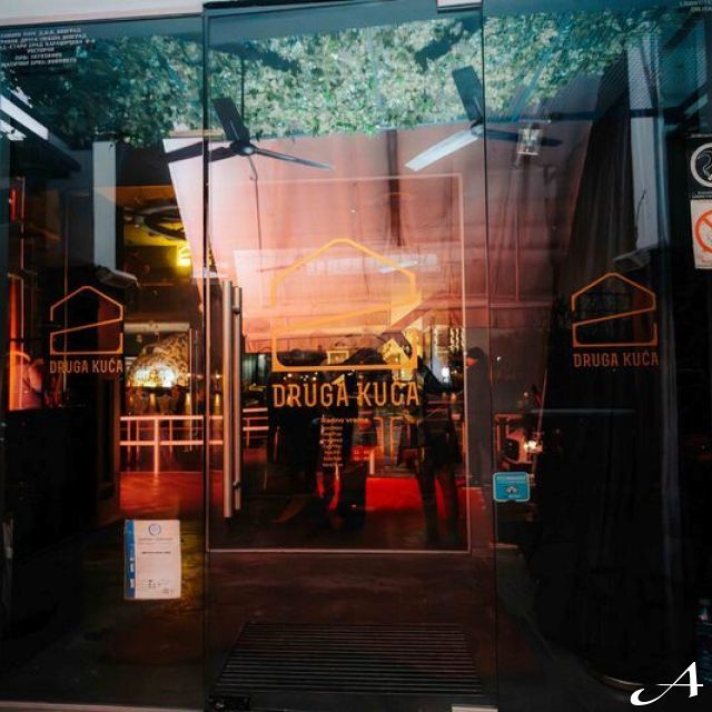 Kafana Druga Kuća - ulazna vrata