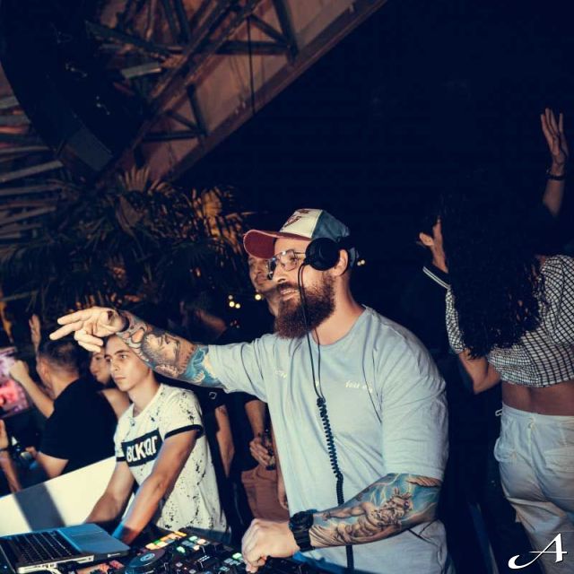 Splav Lasta - DJ svira muziku