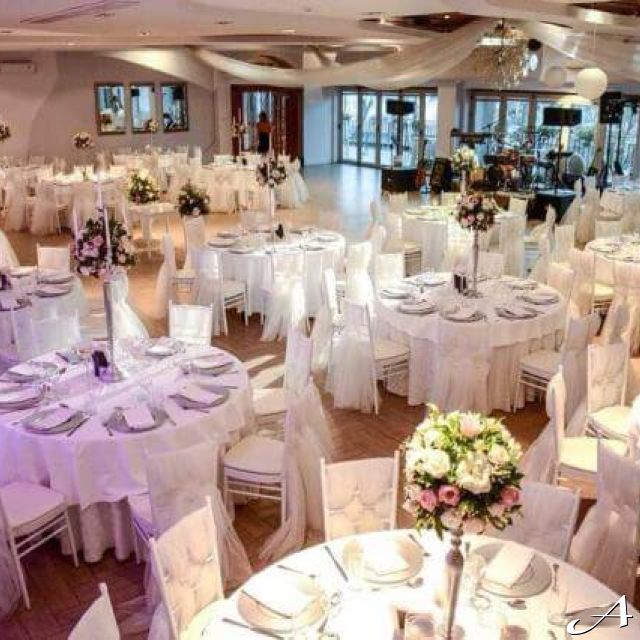 Restoran Zlatnik Hall - dekorisane stolove