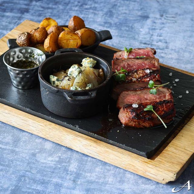 Toro Latin GastroBar - tanjir sa mesom i prilozima