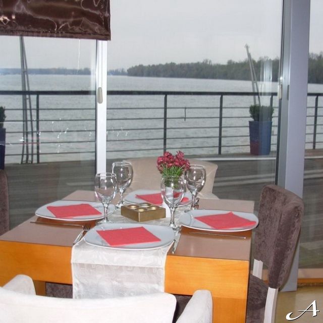 Splav restoran Sirena - sto sa pogledom