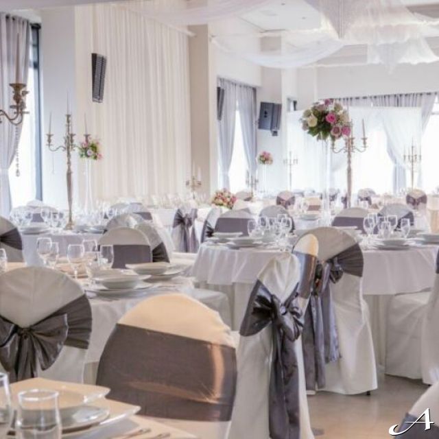 New Lux Events Center - dekorisane stolice i stolovi