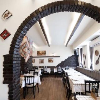 Doček Nove godine - prazne stolice i stolovi
