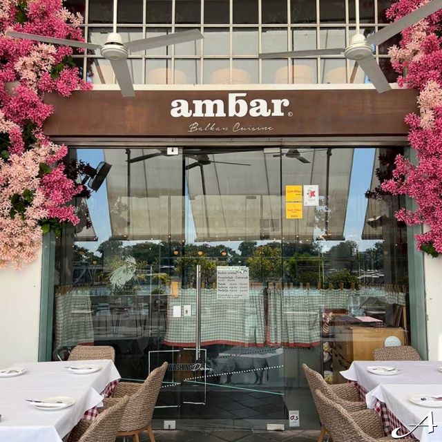 Ambar restoran - ulaz sa stolovima
