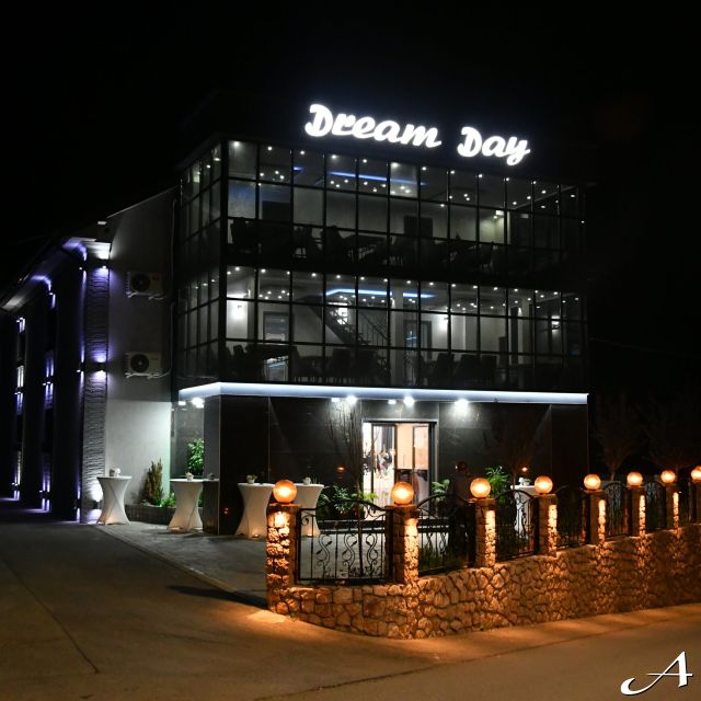 Restoran Dream Day - osvetljena zgrada noću