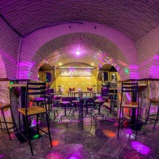 Srpska Nova godina - prazni klub sa stolovima