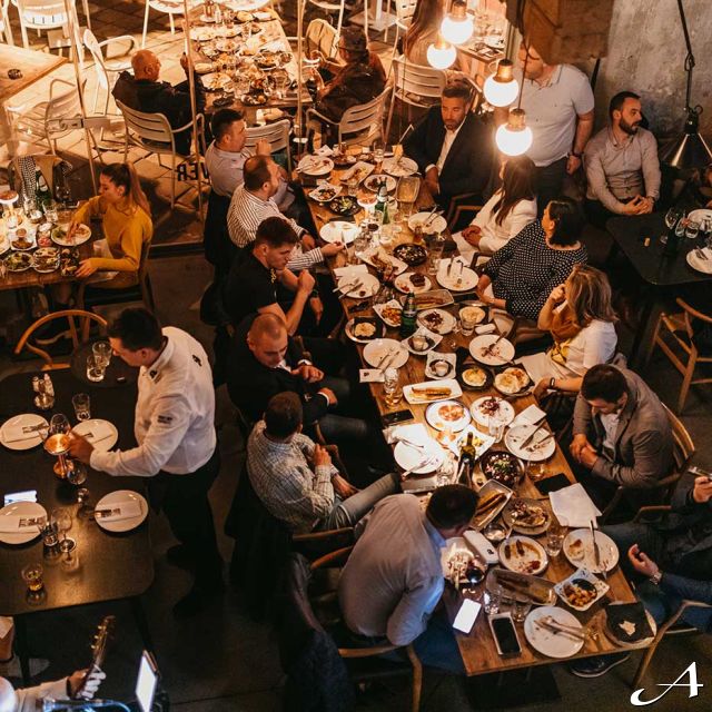 Ambar restoran - gosti za stolom