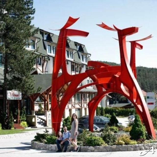 Hotel Mona Plaza Zlatibor - ulaz i skulptura