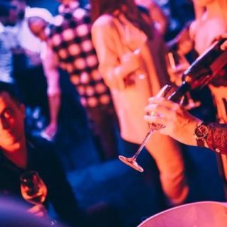 Kafana Druga Kuća - točenje pića gostima