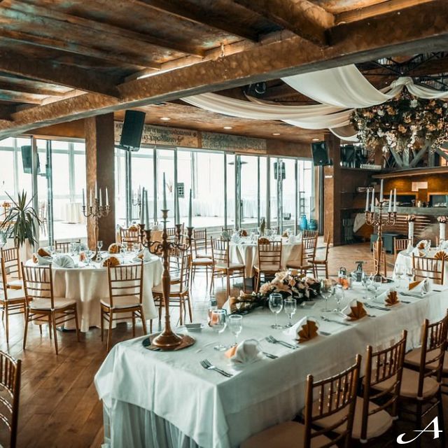 Splav restoran - prazni stolovi
