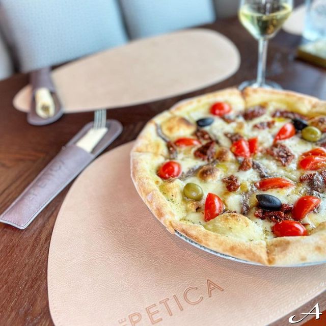 Doček Srpske Nove godine - pizza i vino