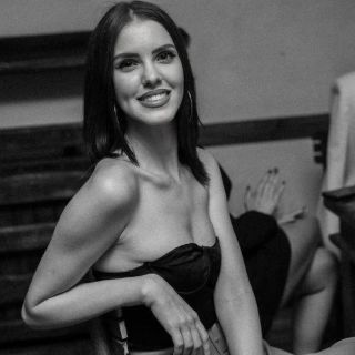Kafana Stari grad - nasmejana žena
