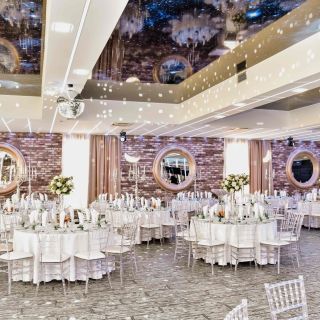 Restoran Rich Garden - prazni stolovi i stolice